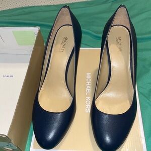 Women Brand New Leather, Navy Blue Michael Kors Pump-Size 8 with Box